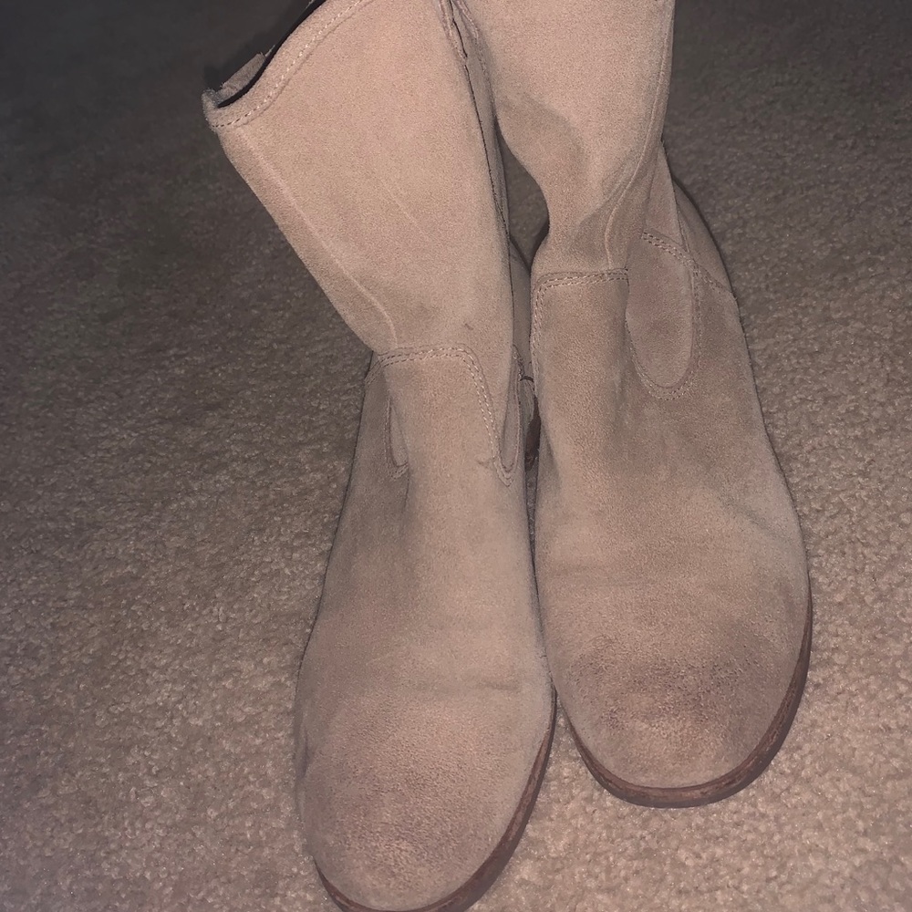 Cute beige ugg booties